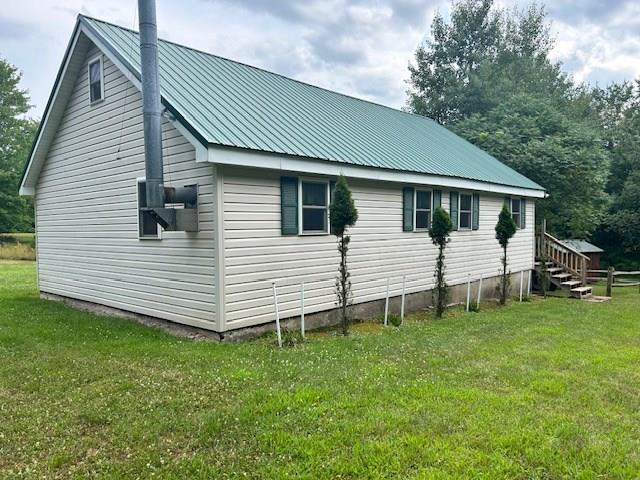 view of side of property featuring a yard