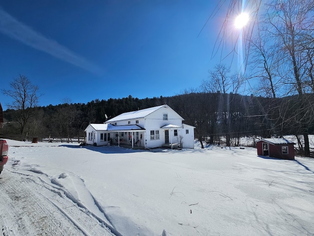 view of front of property featuring a wooded view