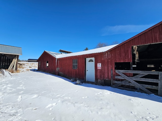 exterior space featuring an outbuilding