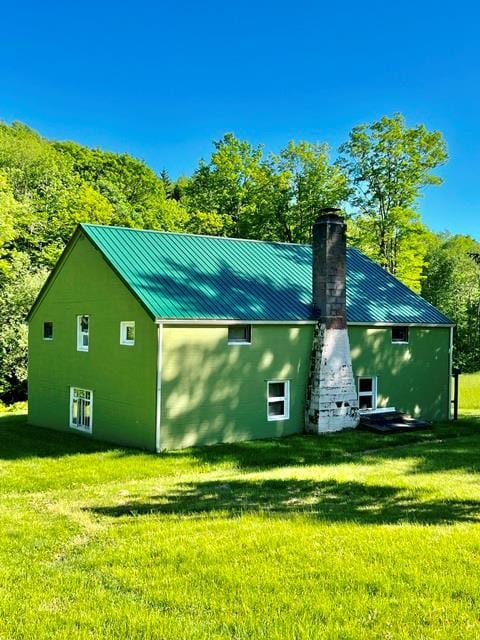 back of house featuring a lawn