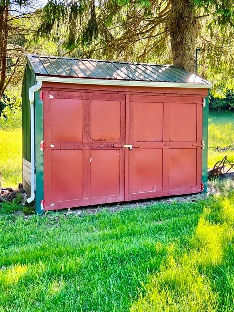 view of outdoor structure featuring a yard