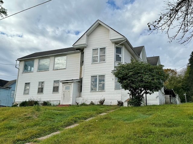 view of front facade with a front lawn