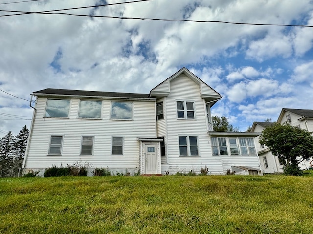 view of front of home with a front lawn