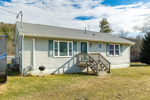 view of front of property with a front lawn and roof with shingles