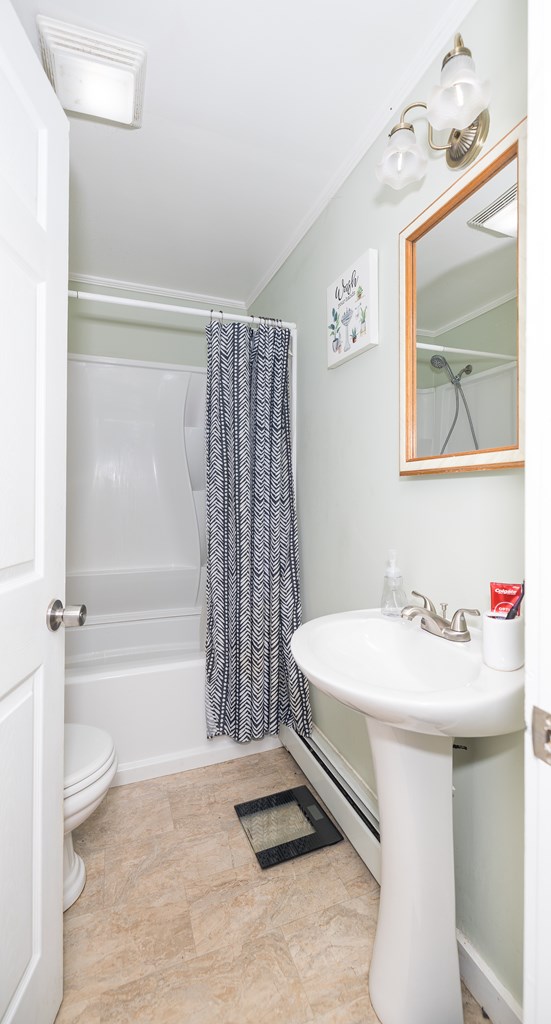 bathroom with visible vents, ornamental molding, toilet, and shower / bath combo
