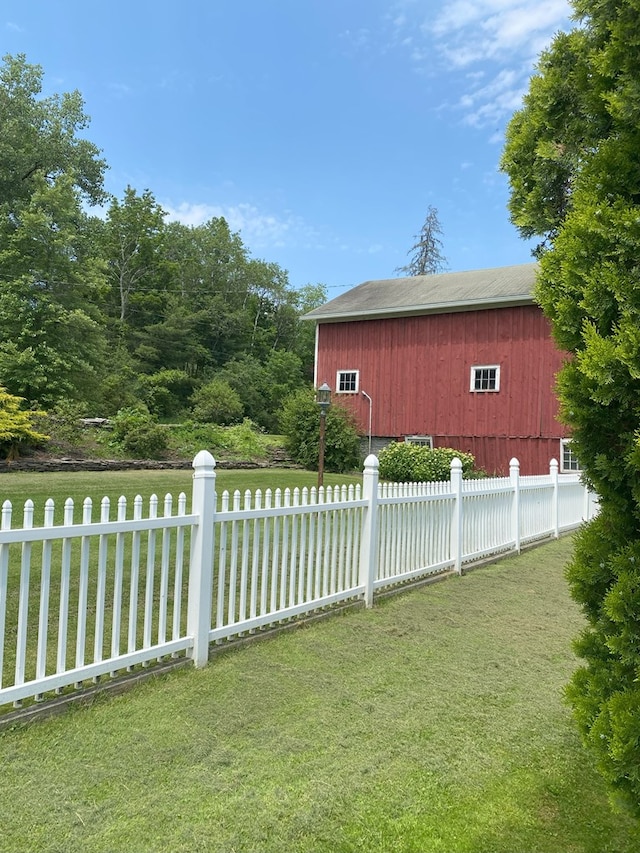 view of yard with an outdoor structure