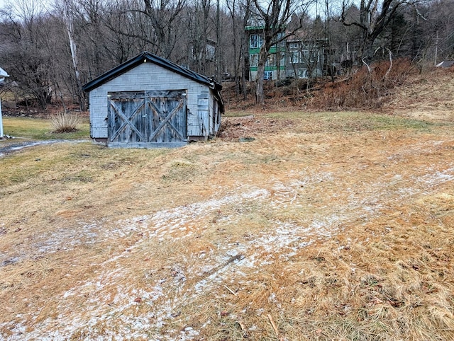 view of yard featuring a shed