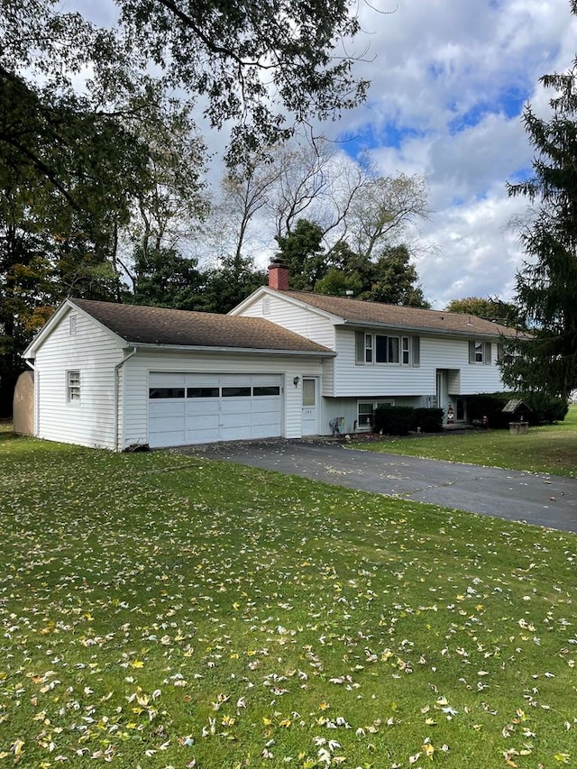 view of front facade featuring a front lawn