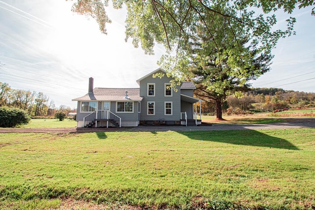 view of front of house featuring a front lawn