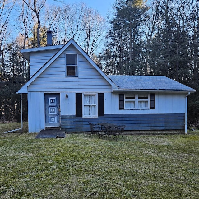 view of front of house featuring a front yard