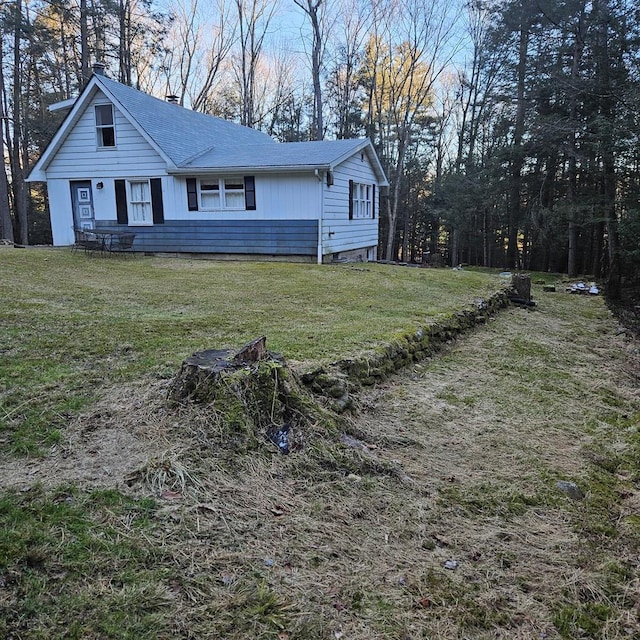 view of front of home with a front lawn