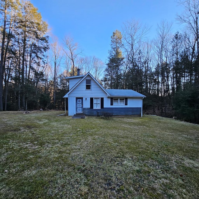 view of front of property featuring a front yard