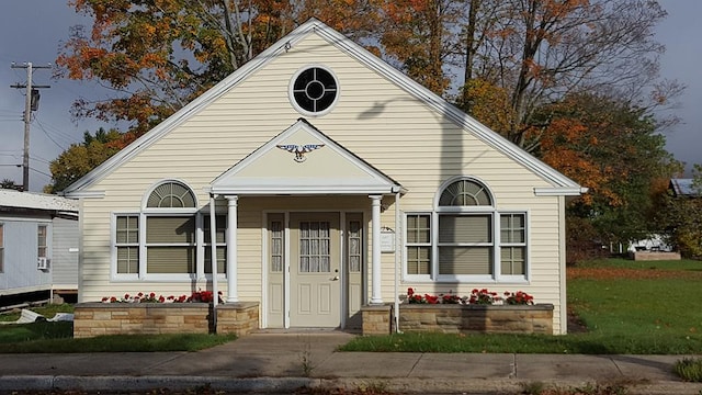 view of front facade featuring a front yard