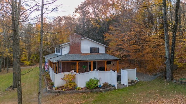 view of front of house featuring covered porch and a front lawn