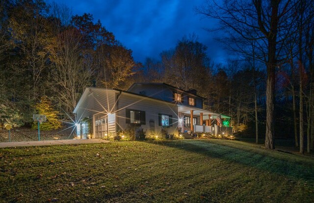 view of front of property featuring a porch and a front yard