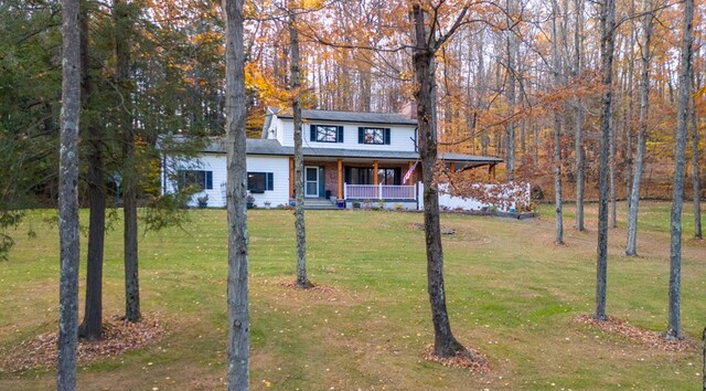 view of front facade featuring a porch and a front lawn