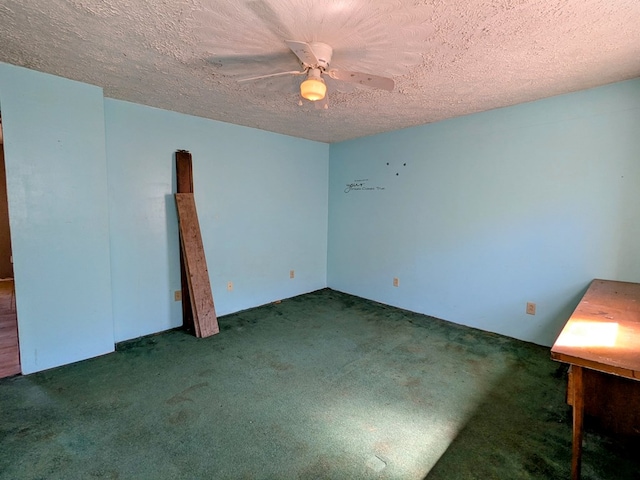 carpeted empty room featuring a ceiling fan and a textured ceiling