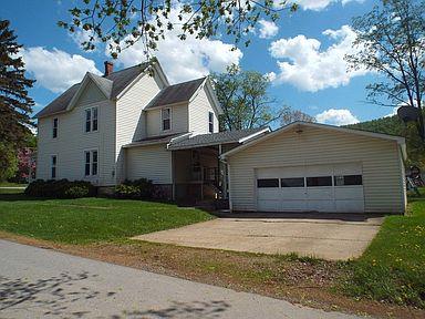 view of front property featuring a front lawn