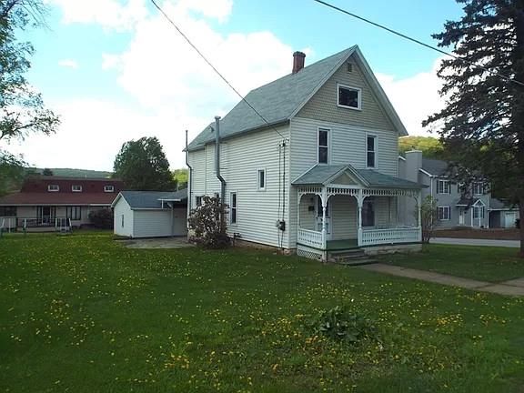 view of front of house featuring a front lawn and a porch