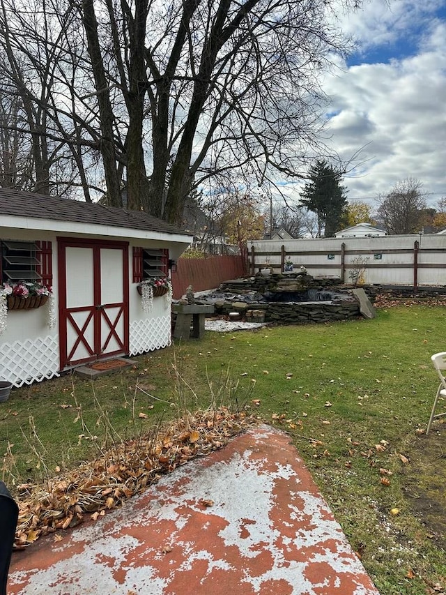 view of yard featuring a storage shed