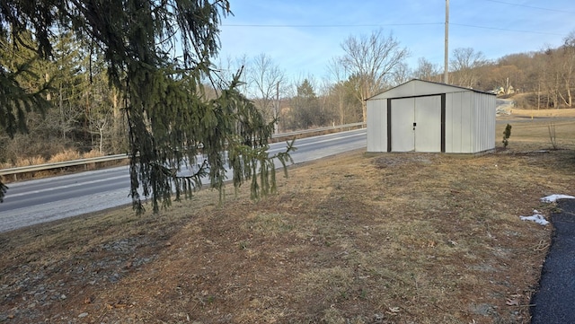 view of yard featuring a storage unit