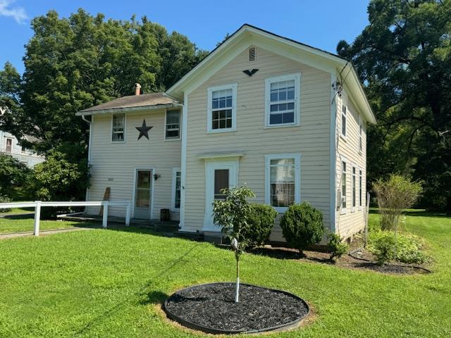 view of front facade featuring a front yard