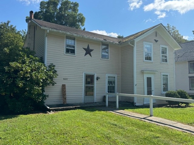 view of front of property with a front lawn