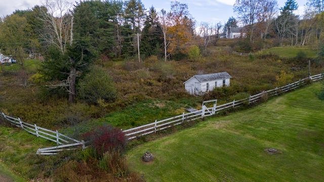 view of yard featuring a rural view