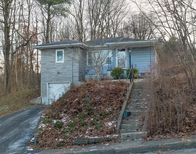 view of front of house featuring a garage