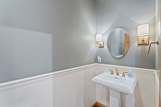 bathroom featuring sink