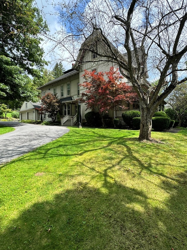 view of front of property with a front lawn