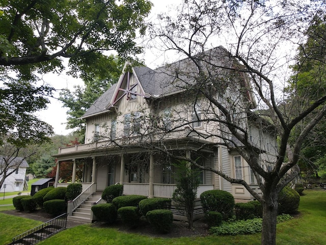 view of front of property featuring a porch and a front lawn