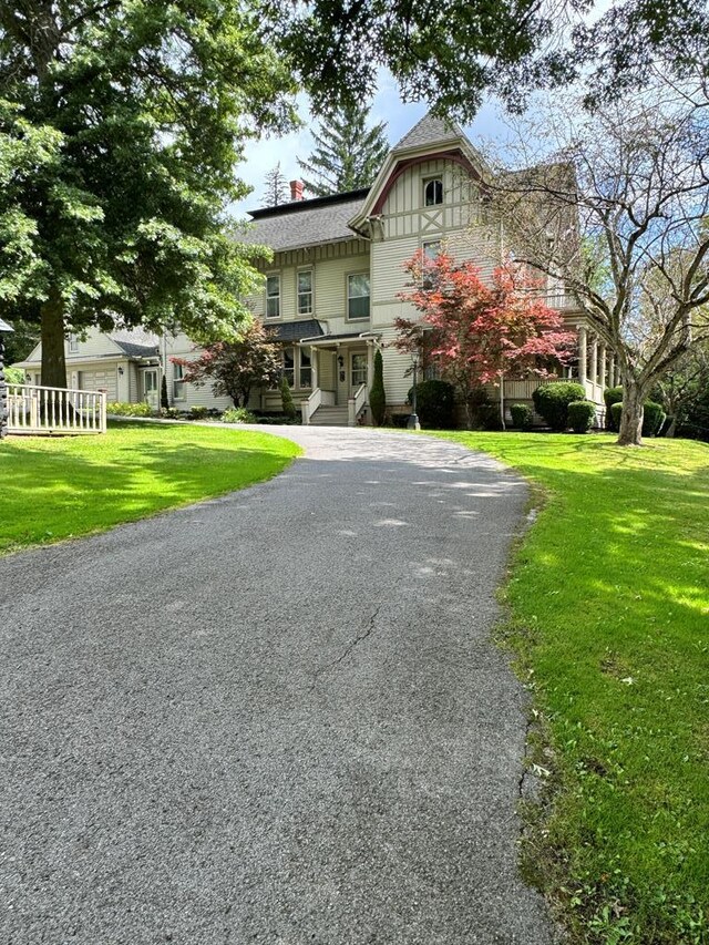 view of front of home featuring a front yard