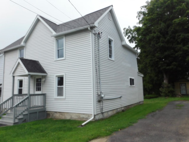 view of side of property featuring a yard