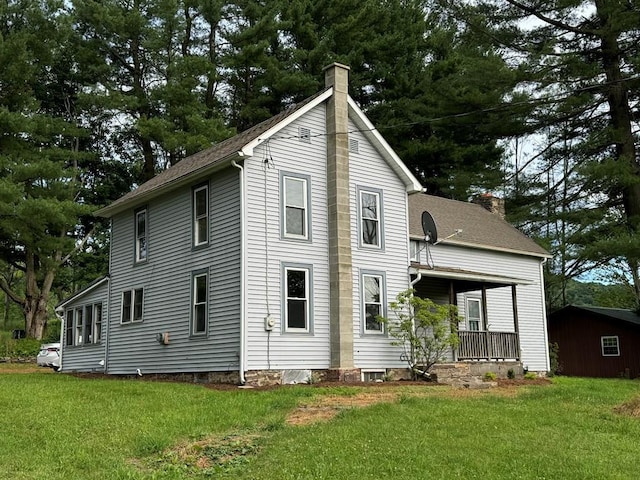 view of front of house featuring a front lawn and covered porch