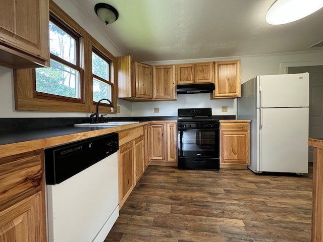 kitchen featuring crown molding, sink, dark hardwood / wood-style floors, and black appliances