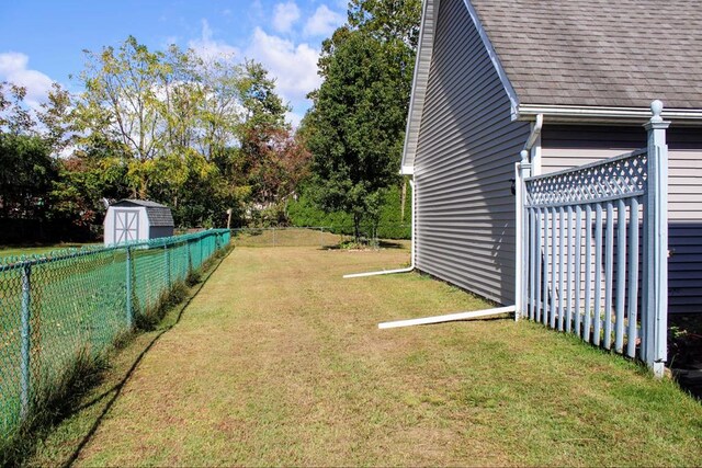 view of yard with a storage unit