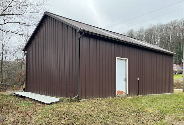 view of outdoor structure featuring a yard