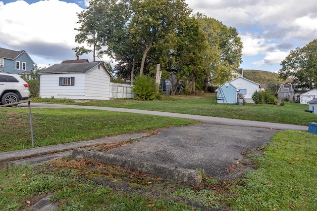 view of yard featuring a shed