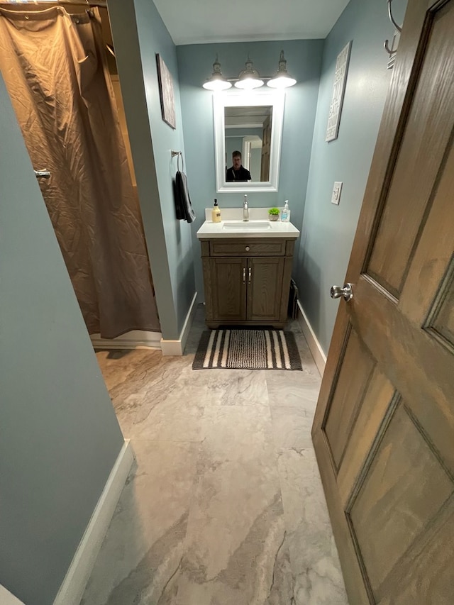 bathroom with a shower with curtain and vanity