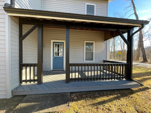 property entrance featuring a porch