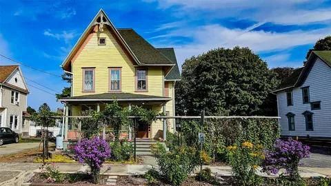 view of front of home featuring a porch