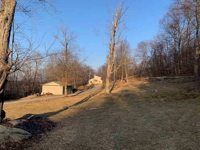 view of yard with an outbuilding