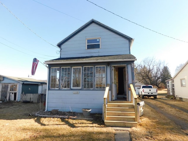 view of front of house with driveway