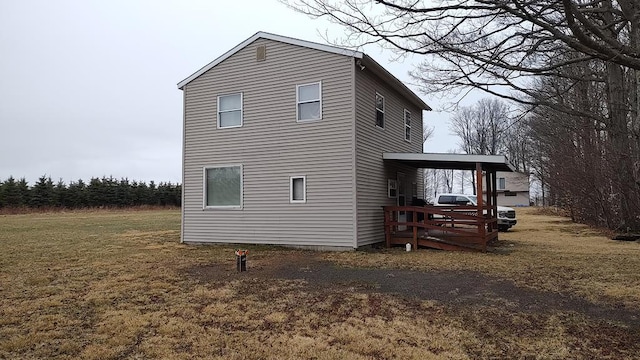 view of side of property featuring a lawn