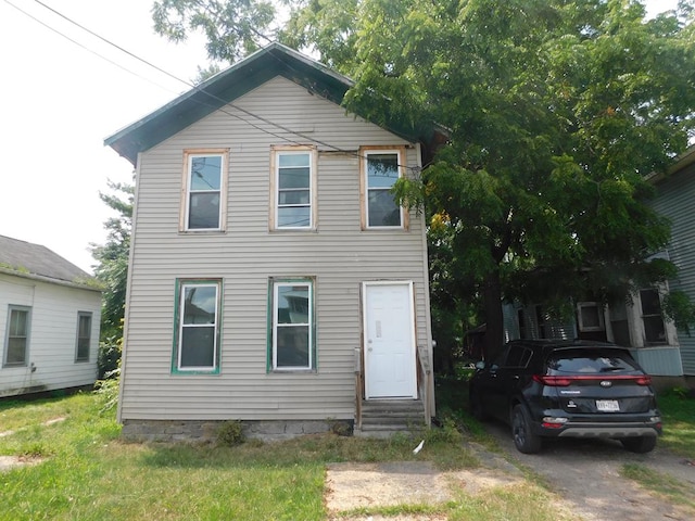 view of front of home with a front lawn