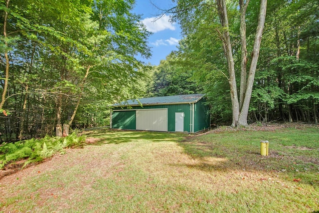 view of yard featuring an outdoor structure