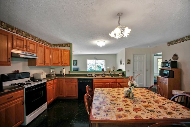 kitchen with sink, hanging light fixtures, a notable chandelier, kitchen peninsula, and black appliances