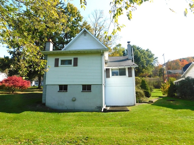 back of house featuring a lawn