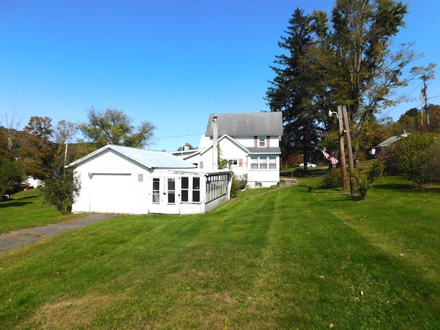 view of front of home featuring a front yard and a garage